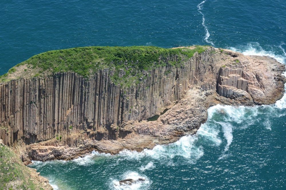 破邊洲的石柱以近乎垂直的角度豎立海中，形狀猶如巨大的管風琴