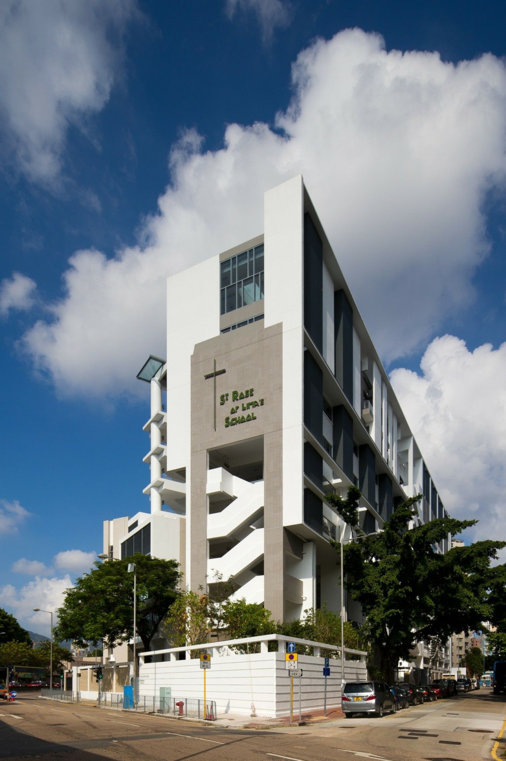 聖羅撒學校是34校網著名女校，與聖羅撒書院是直屬關係，畢業生多可升讀該中學。