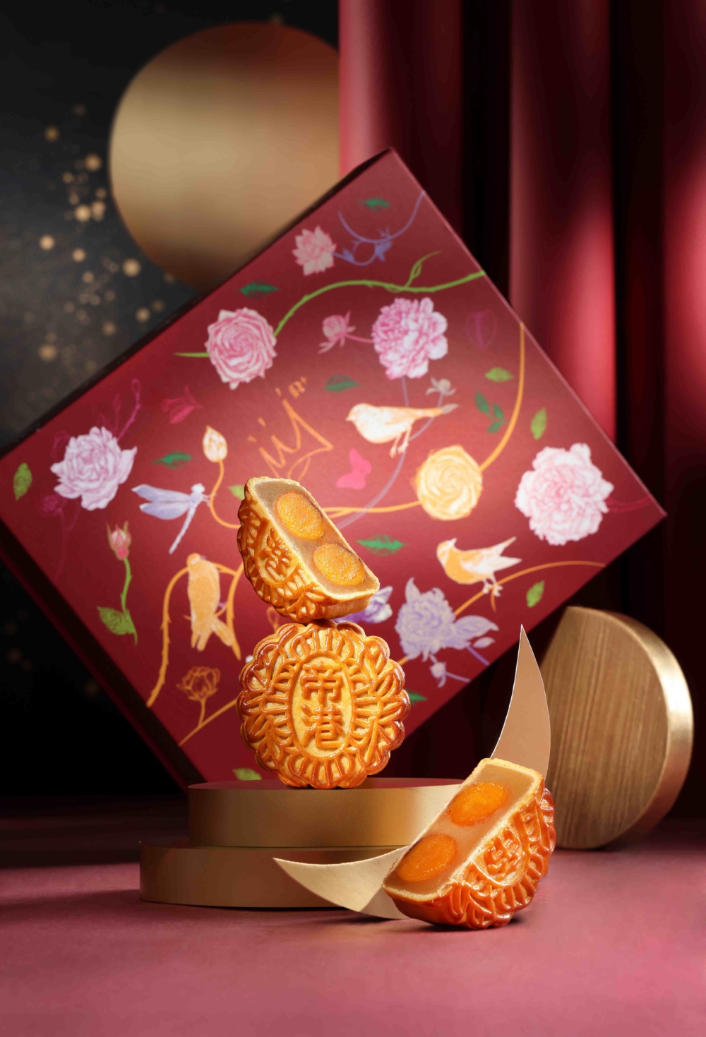 嚴選頂級純正湘蓮製成幼滑細膩的白蓮蓉，入口散發淡雅蓮香；搭配金黃鹹蛋黃，經爐火烘焙後油潤飽滿