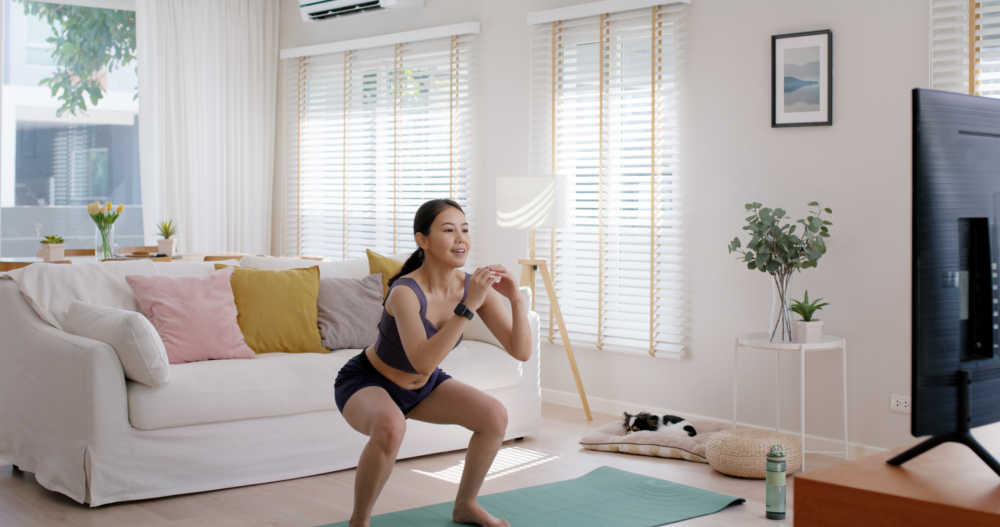 新手每天分組完成 30 到 50 次深蹲，隔天或每兩天練習一次，持續 2 到 4 週後便能感受到腿部力量和體態的顯著改善。