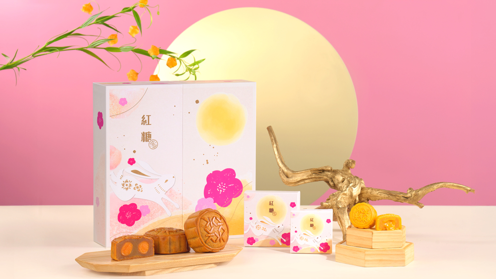 禮盒設計以「皓月中秋」為靈感，雲紋繚繞、月影相伴，開盒宛如展開東方山水畫卷，典雅精緻