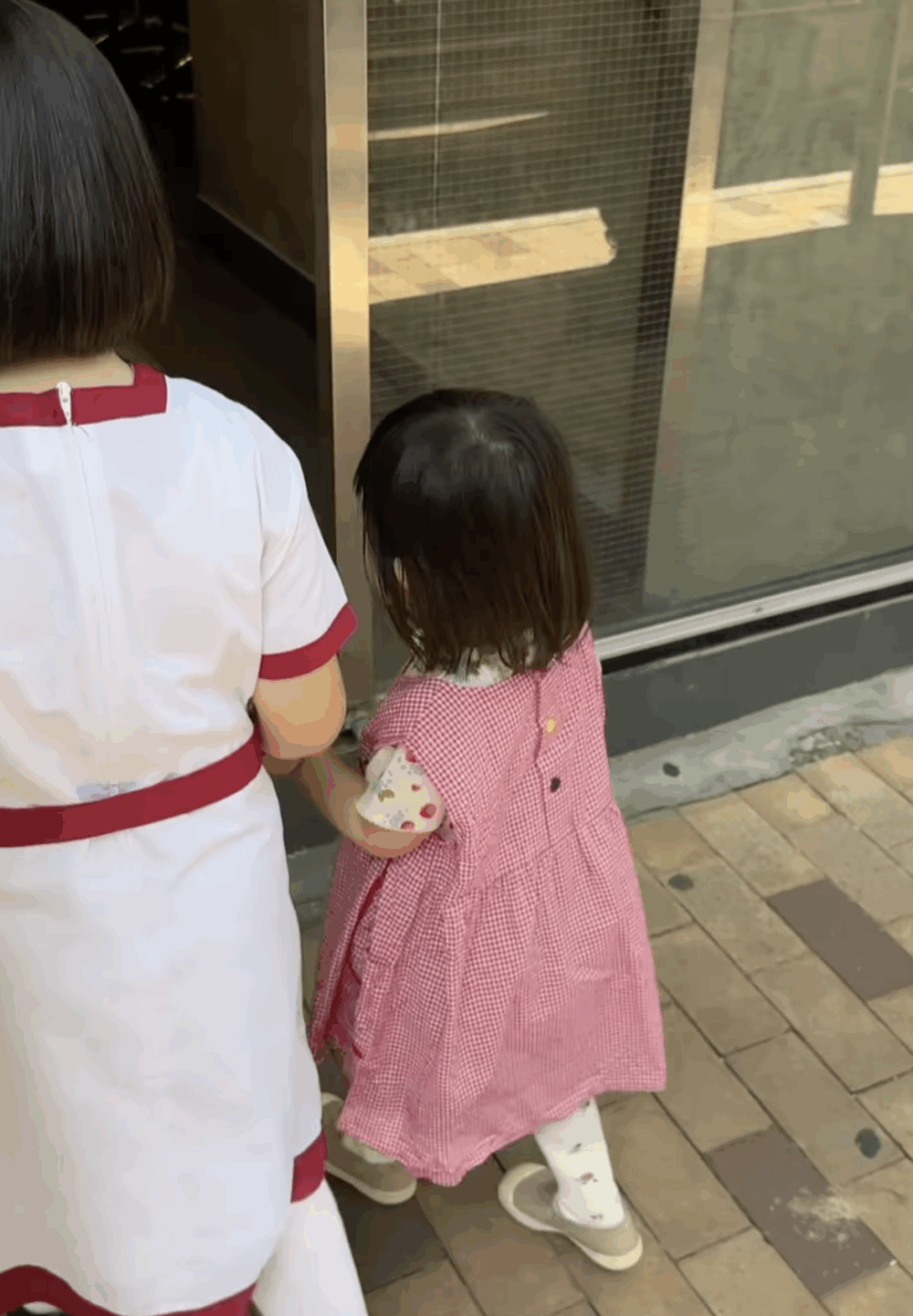 照片中,家姐Lucy牽著妹妹的小手,陪同她進入校園。(IG@lucy.is.good)