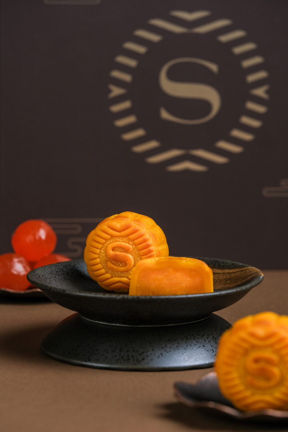 金黃色餅皮酥脆鬆軟，內餡為香濃奶黃蛋酥，口感細緻，甜而不膩