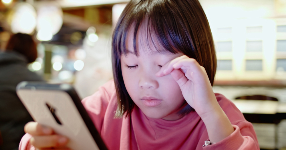 「假性近視」在6至12歲孩子中十分常見,如果長期忽視,令眼部肌肉持續處於緊張狀態,暫時性的「假性近視」便可能演變成永久性的視力問題。