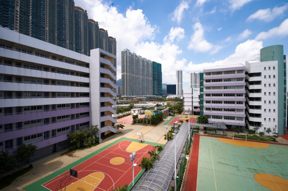 嗇色園主辦可譽中學暨可譽小學佔地超過1萬平方米，中小學部共用校舍