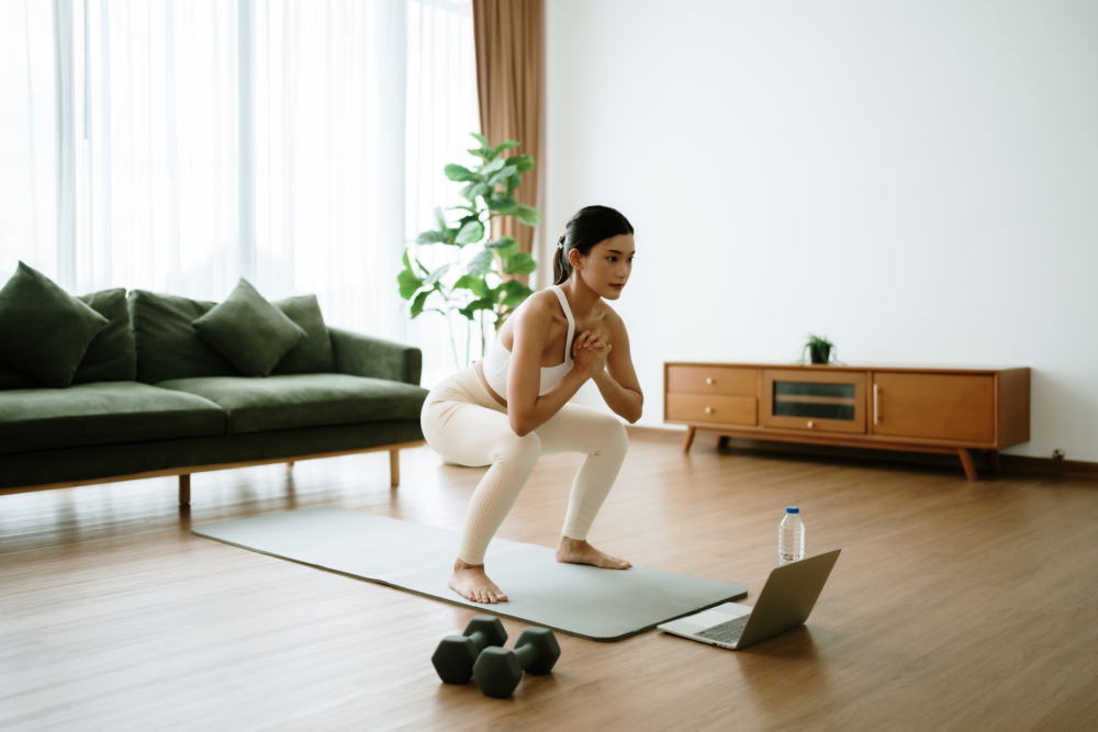 正確的深蹲姿勢僅需四個簡單步驟，包括準備、下蹲、到底和站起，掌握這些技巧能幫助新手媽媽安全有效地鍛鍊，讓日常育兒更輕鬆。