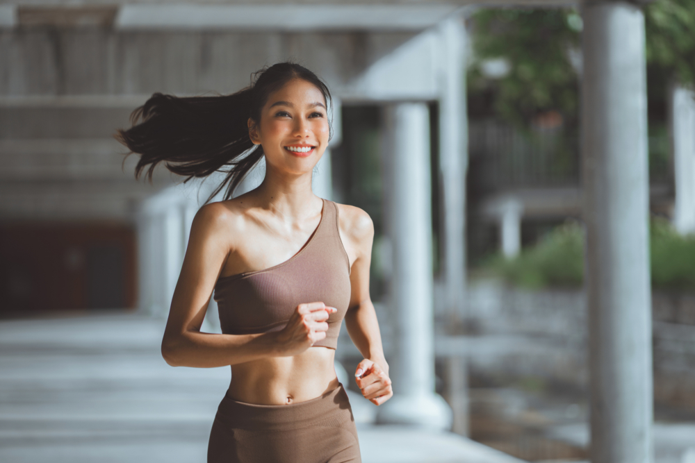 短跑衝刺是一種利用高強度間歇訓練(HIIT)原則,透過在短時間內讓心率飆升並產生「後燃效應」,來達到高效燃脂效果的運動。