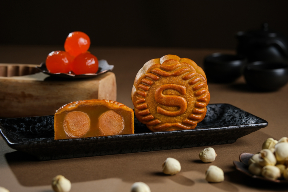 以上等蓮子精製成口感綿滑的白蓮蓉，內藏金黃飽滿的鹹蛋黃，層次豐富，香氣濃郁