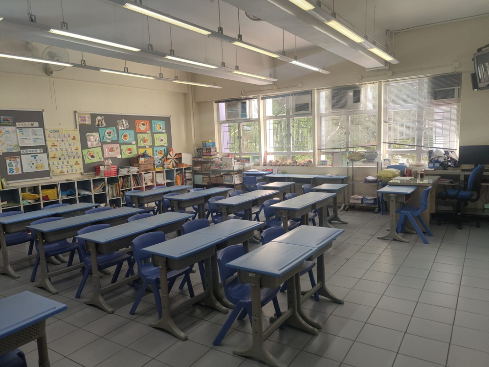 新會商會學校小一至小六全面小班教學，並有教學助理於課室內協作教學