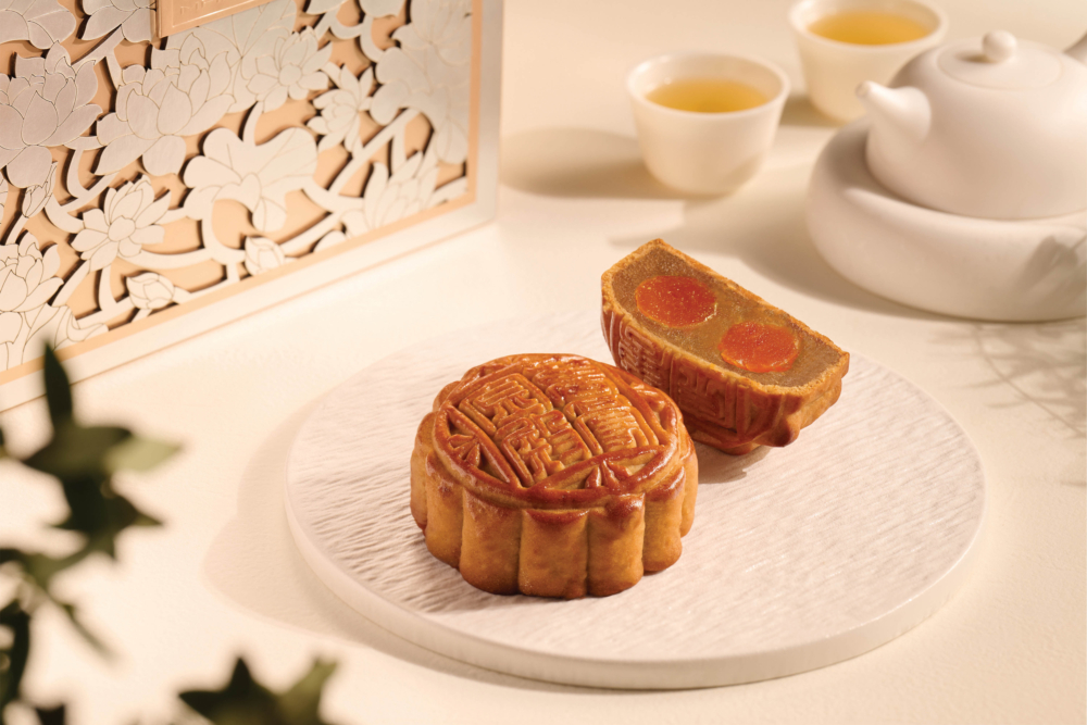 白蓮蓉幼滑芳香，薑汁微辣提味，配上濃郁鹹蛋黃，清香可口