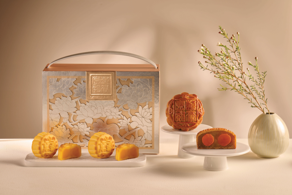 為迎接中秋佳節，香港JW萬豪酒店米芝蓮星級中菜廳【萬豪金殿】再度推出經典高貴的月餅禮盒及備受追捧的限量即焗手工月餅