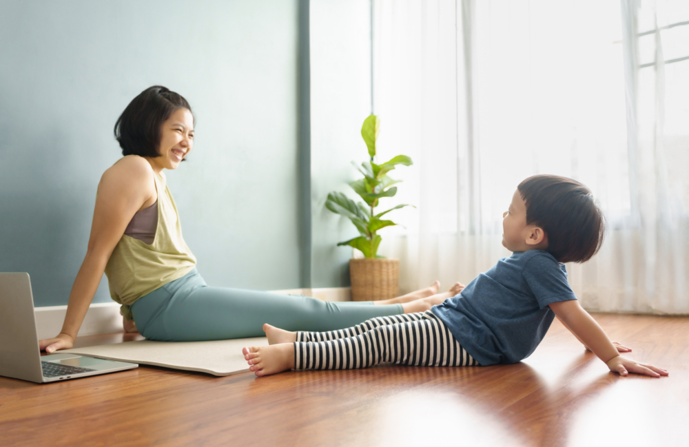 新手媽媽進行深蹲時，應將姿勢正確擺在第一位，以循序漸進的方式、不強求深度與重量，並隨時傾聽身體的聲音，才能安全有效地將深蹲融入日常並避免受傷。