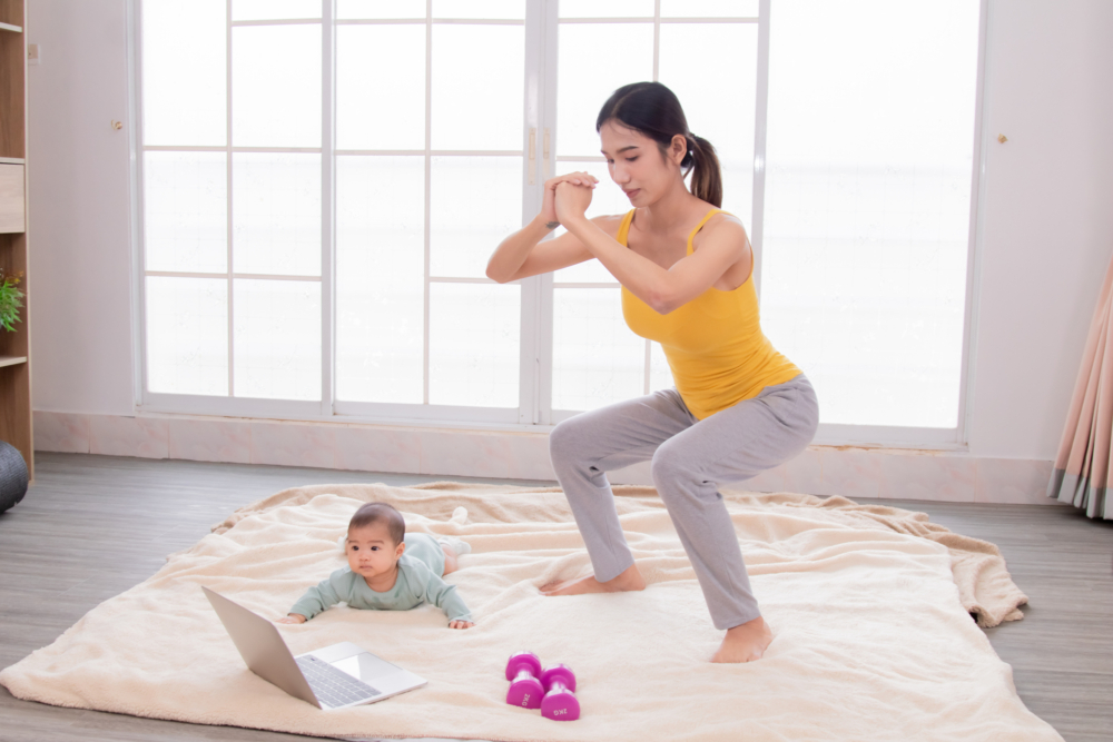 深蹲被稱為「訓練之王」，對忙碌的媽媽而言，這是一個不需器材、隨時隨地都可進行的全面高效運動。