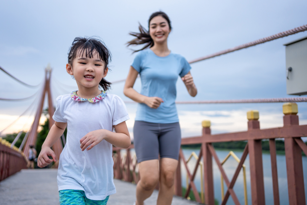 慢跑是一種無門檻的經典有氧運動,能長時間穩定燃燒熱量並提升心肺功能,特別適合想入門減脂的新手媽媽。