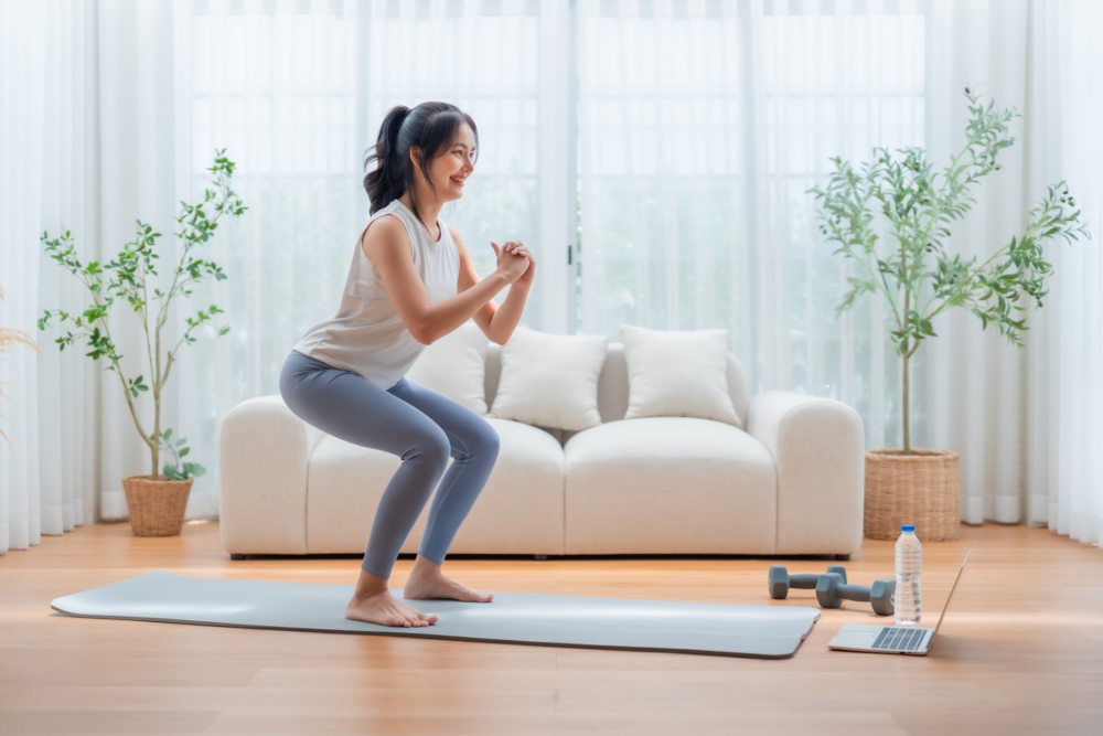 深蹲被譽為「媽媽界的萬能運動」，因其能不限時間地點地高效鍛鍊多組肌群，幫助媽媽們雕塑線條、提升代謝、改善腰痛，同時增強體力與平衡，全方位提升健康。