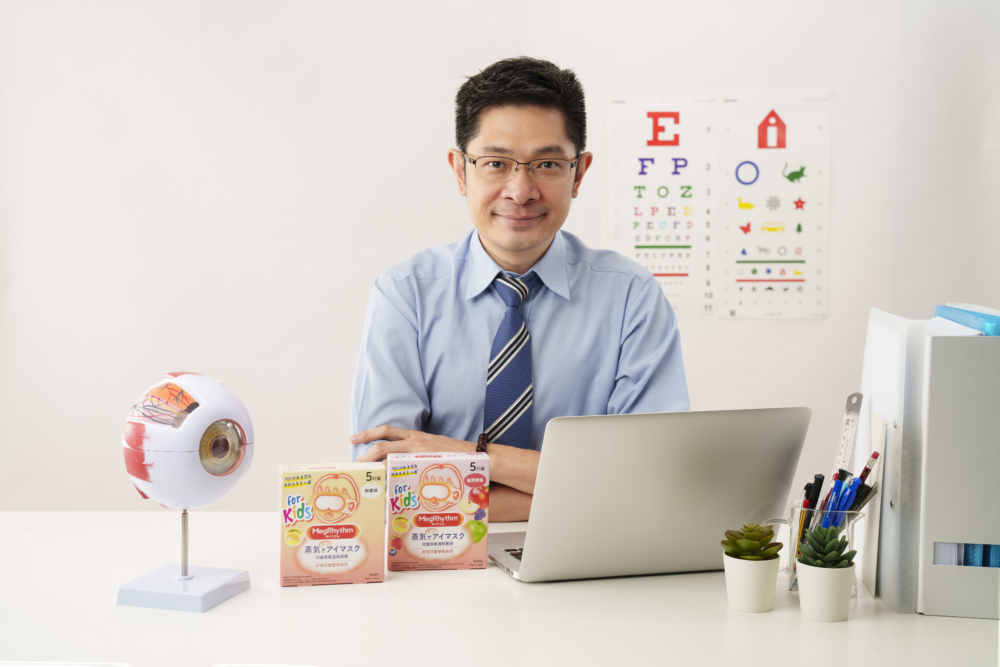 眼科視光師Mike指,當小朋友長時間近距離盯著手機,睫狀肌就會持續收縮、繃緊,久而久之便會像肌肉「抽筋」一樣,無法完全放鬆。