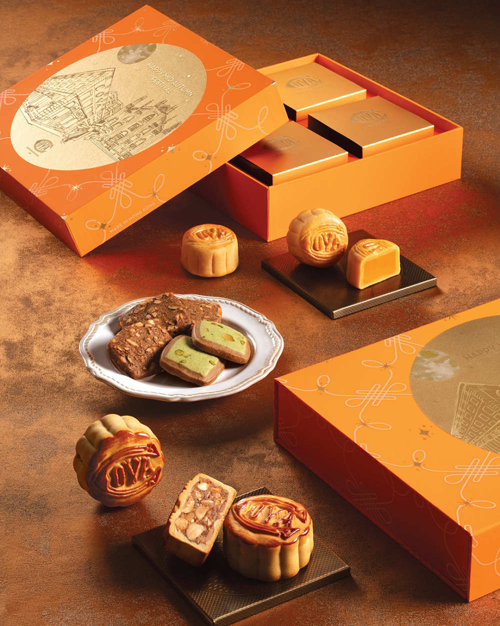 除了尊貴魚子醬冰皮月餅禮盒，COVA還隆重推出一系列期間限定月餅禮盒與雅致禮籃