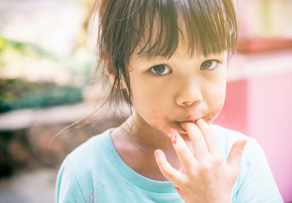 孩子邊吃邊玩、不專心吃飯，甚至故意糟蹋食物
