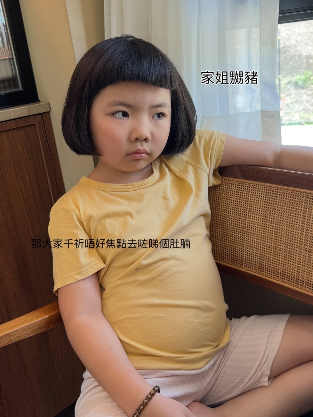 網民普遍認為,Lucy已經是小學生,不應鼓勵她在鏡頭前向數十萬陌生人展露身體部位