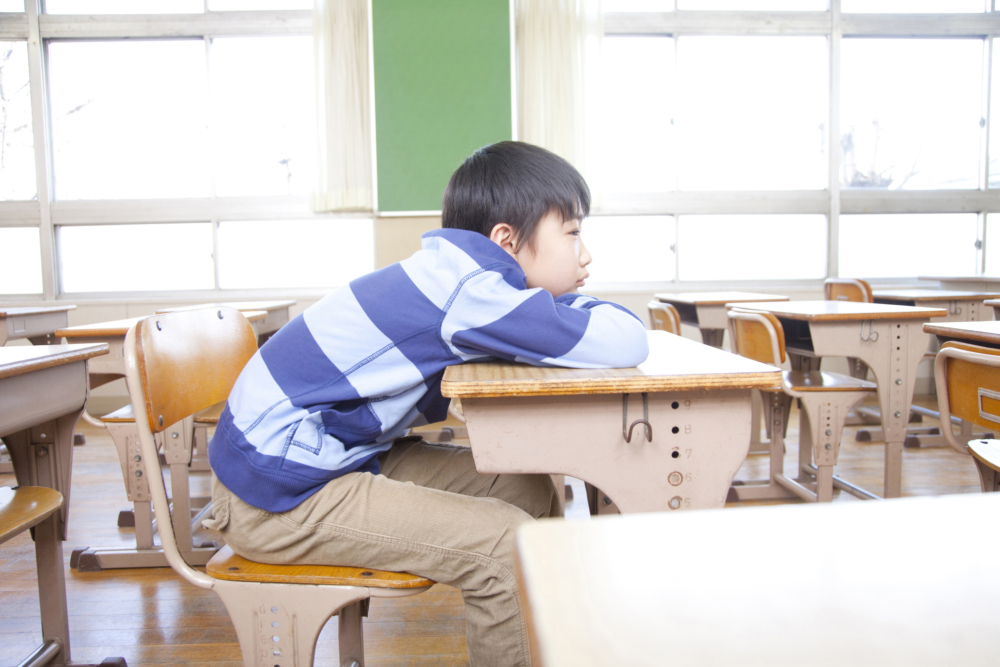 兒子突然變得沉默，媽媽詢問後才得知，那位「領頭男孩」竟當眾宣佈把他「踢出」小圈子