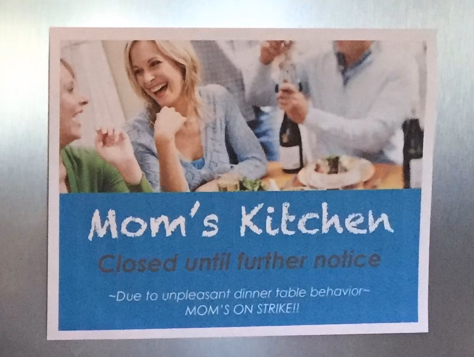 Kristen 把一張白紙貼在冰箱上，寫著：媽媽的廚房暫停開放，直至另行通知
