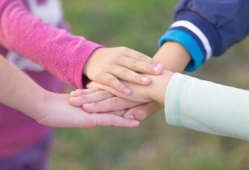 這樣的身體互動能幫助他們在社交中感到更自然、更放鬆