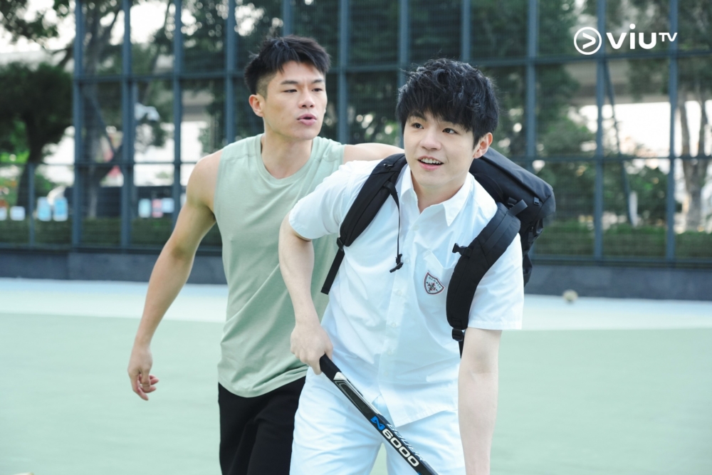 學霸放學後與大家一起打波、打機，生活看似與普通人無異，但測驗成績一出，卻總是以100分的姿態傲視同儕