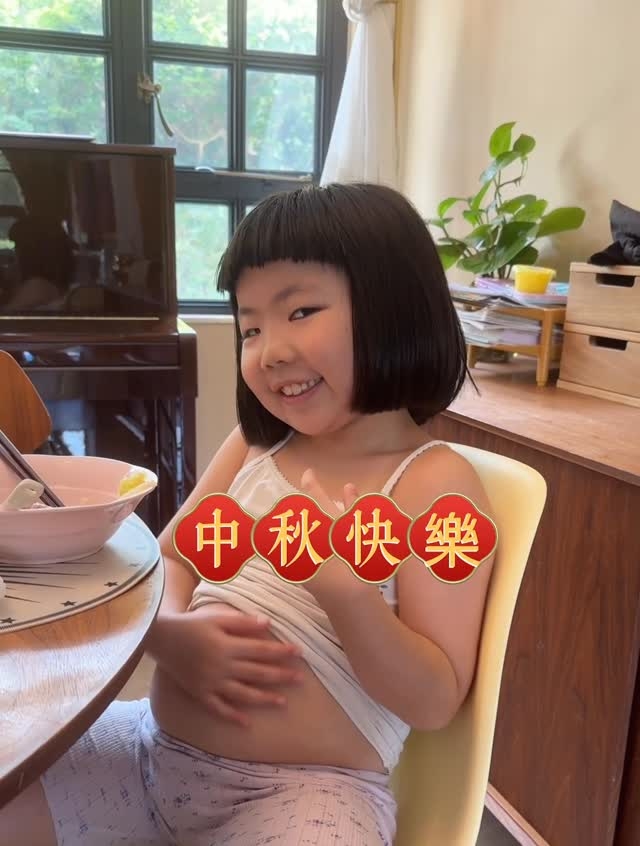 李元元用手搓肚腩的影片,被網民狠批