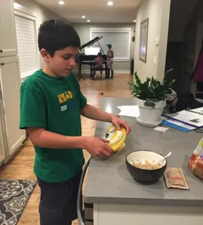 孩子們開始了「沒有媽媽煮飯」的生活