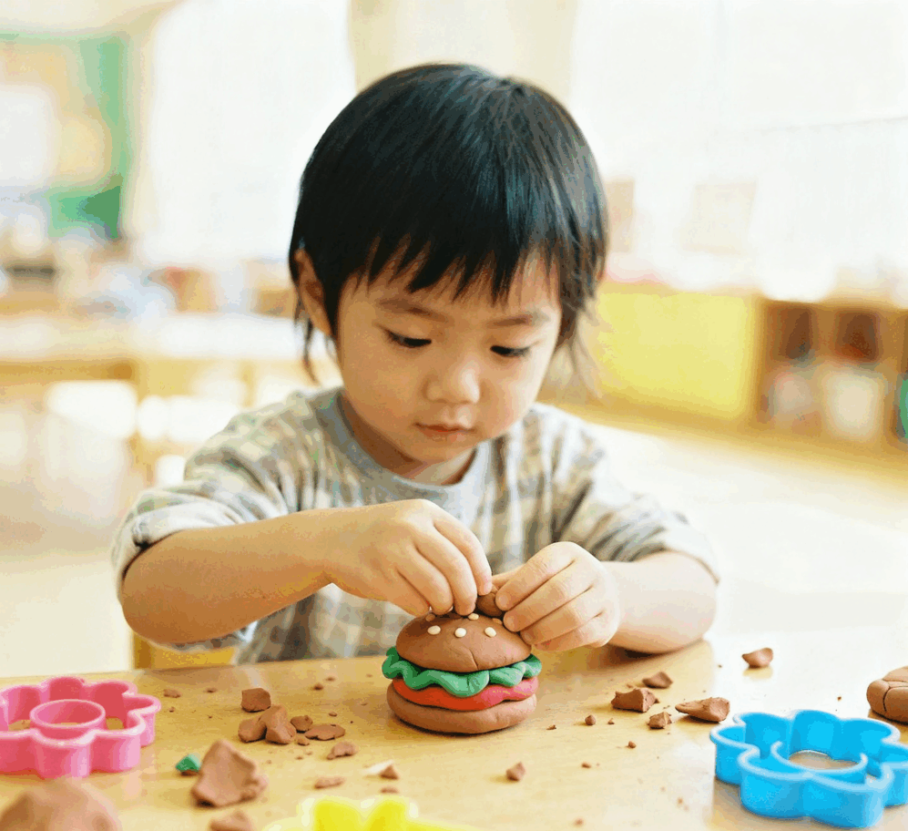 開放性玩具（例如：黏土）可以激發幼兒的創造力。