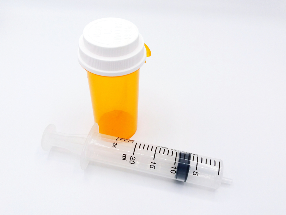 餵藥器、空針筒、小藥杯或湯匙等工具，都適合用來餵藥