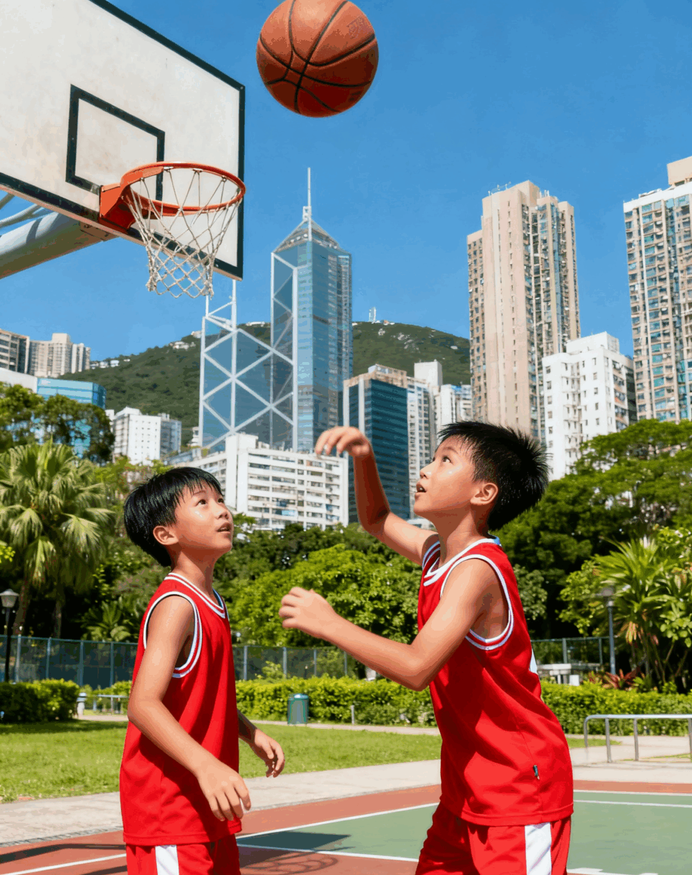 日間進行適量的運動，可以幫助他們消耗精力，晚上更容易入睡。