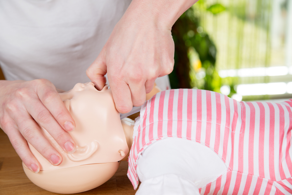 種「拍背＋胸推」的方式經研究證實，能在不增加內傷風險的情況下，有效幫助異物排出