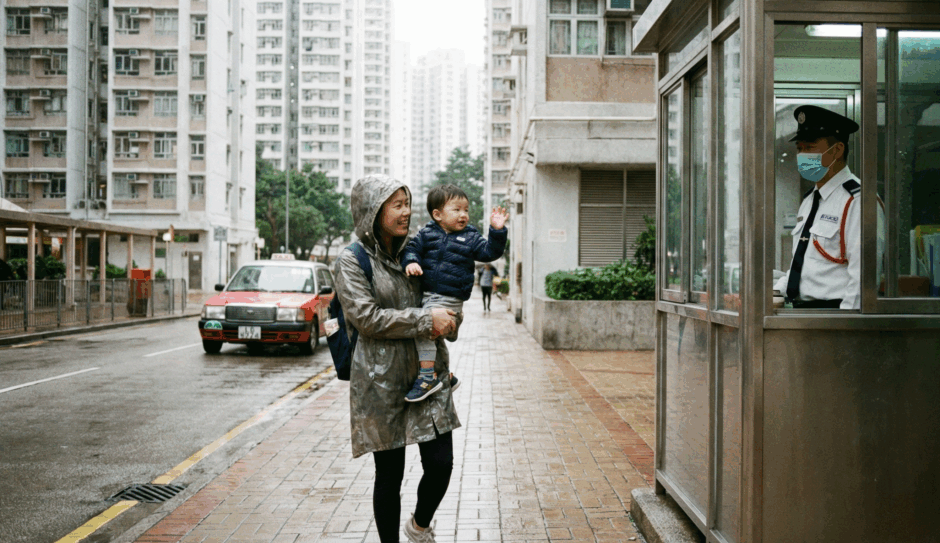 家長可以以身作則，教孩子向保安員打招呼。