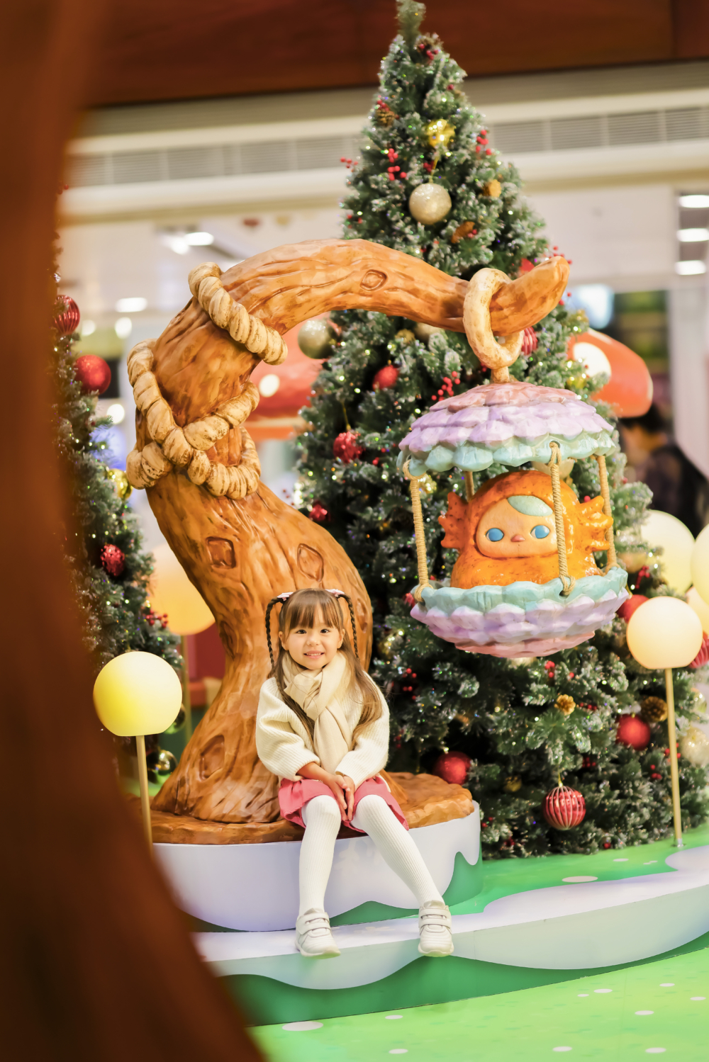 豆子發光龍在吊籃裡悠閒地望著大家。