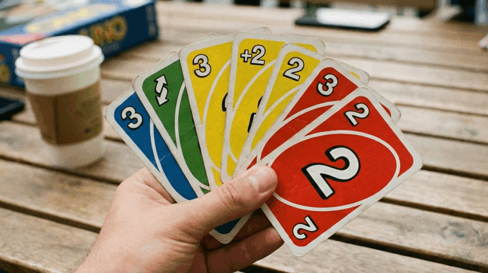 家長可先從一些簡單的桌遊開始，UNO是不錯的選擇。