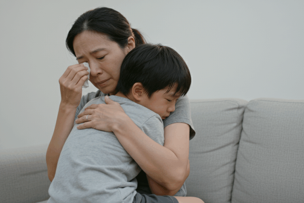 吼罵孩子後，父母往往感到自責。