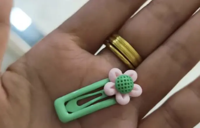 髮夾邊緣圓滑，暫時不會刺傷胃腸道或引發出血，因此建議先採取保守治療