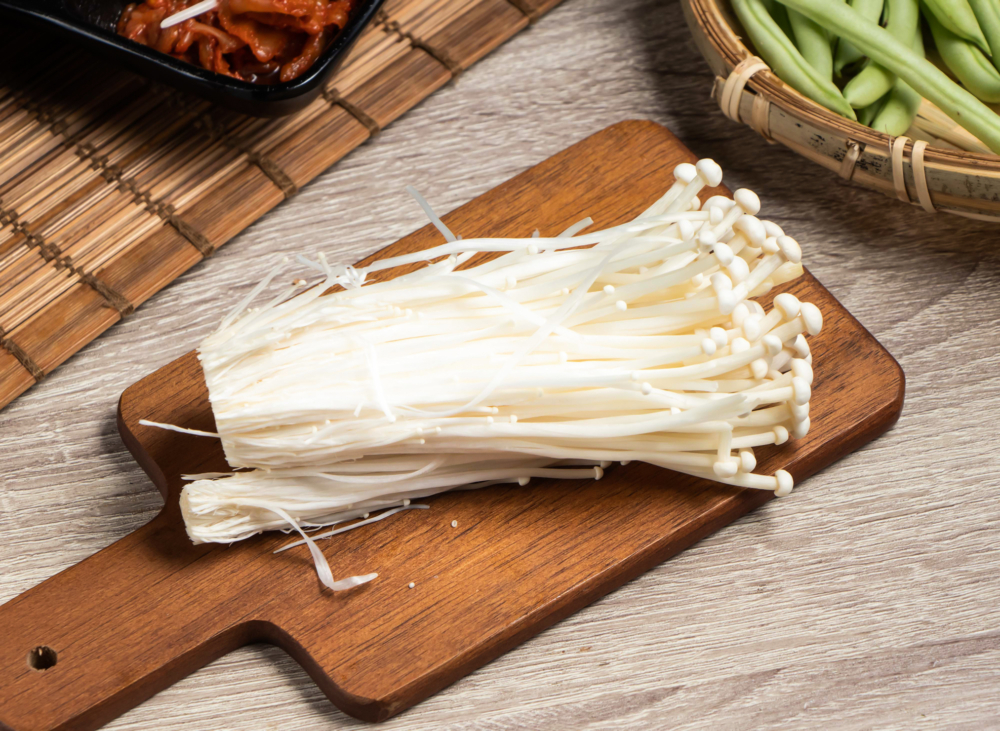 纖維含量較高的韭菜和金針菇，同時保持充足水分，並觀察排便情況