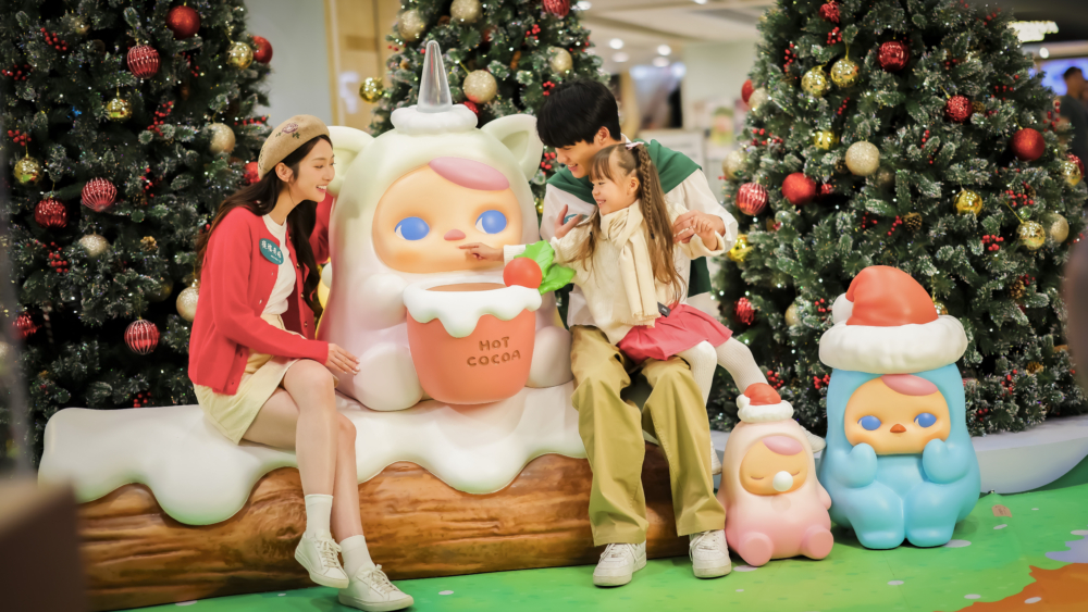 大家可以坐在木頭上，與正在喝熱朱古力的獨角獸豆子合照。