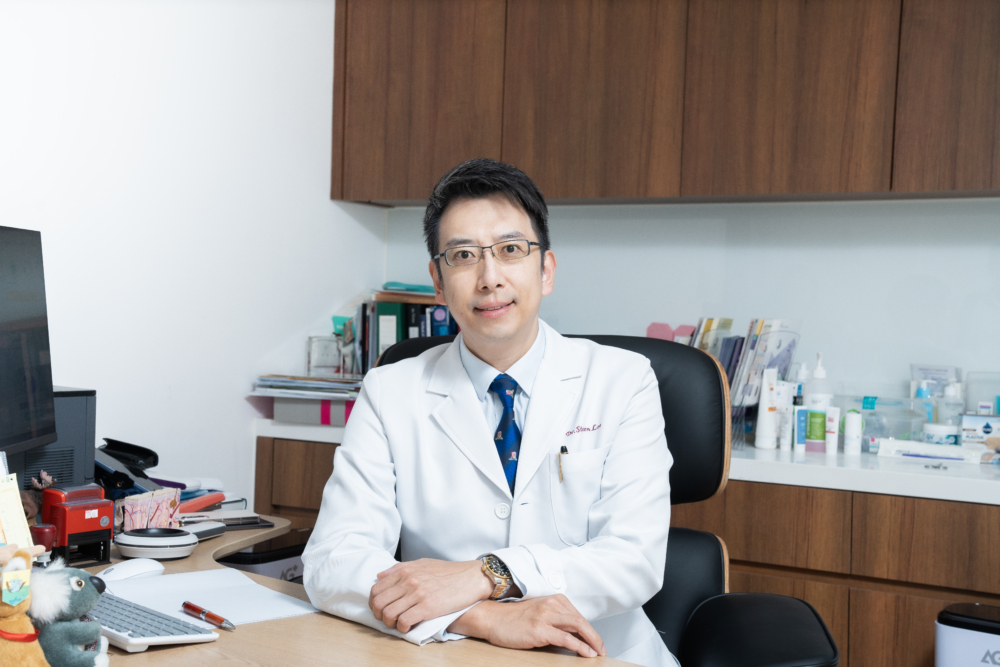 盧景勳醫生指出,當濕疹出現時,已可用類固醇控制,他形容類固醇猶如滅火桶救火,「一有火即刻撲滅火源便可控制病情」