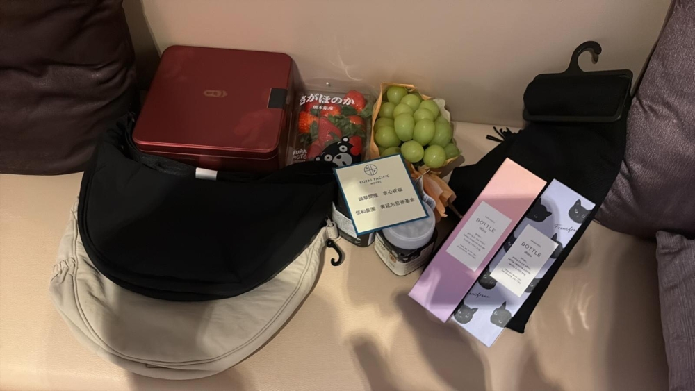 酒店的安排令他們感到意外的體貼——每日三餐準時送上，還有問候禮包與寫上「誠摯問候，衷心祝福」的慰問卡