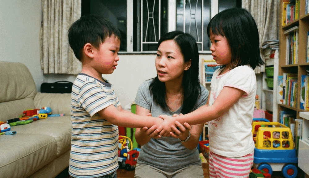 家長可以引導孩子修復關係。