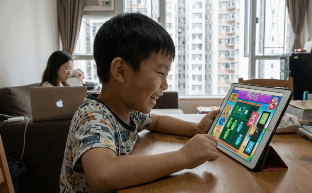 電子學習平台提供了豐富的學習內容，包括視頻教學、互動遊戲、測驗與閱讀材料。