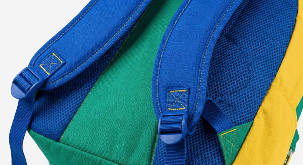 書包不是「掛」在肩膀上，而是要「背」在軀幹上