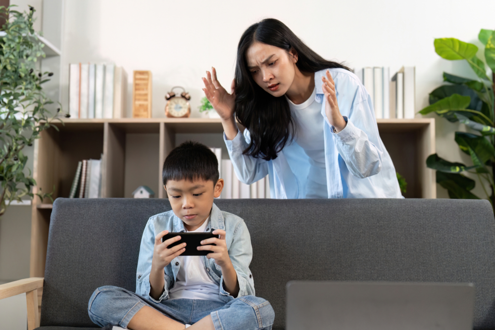 在職媽媽表面上是兼顧家庭與事業的女強人，內心卻往往藏著隨時崩潰的靈魂 。