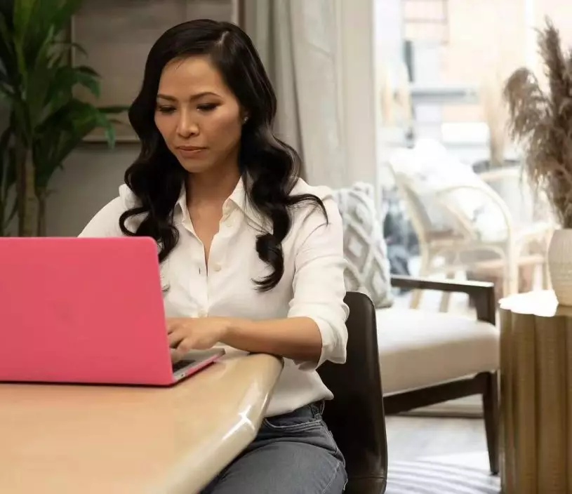 她從母親那裡拿到食譜，用僅有的 500 美元購入材料與設備