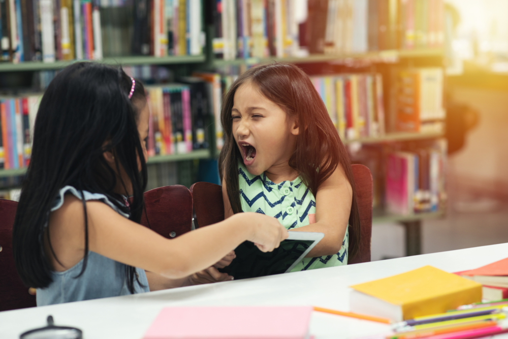 孩子只要事情不如意，就立刻情緒爆發，不是尖叫大哭，就是把手邊的東西往地上摔，甚至推人、打人