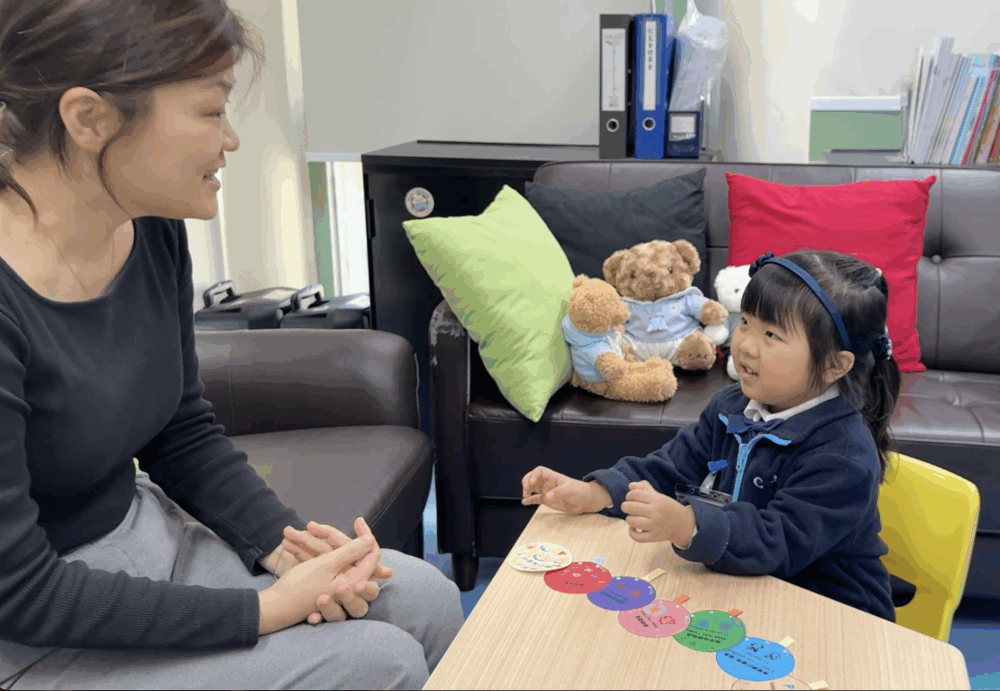 小一模擬面試結束，校長親自贈予學生所繪製的「面試禮儀毛毛蟲」，將面試要點與學生的創作完美結合，記錄珍貴的學習足跡。