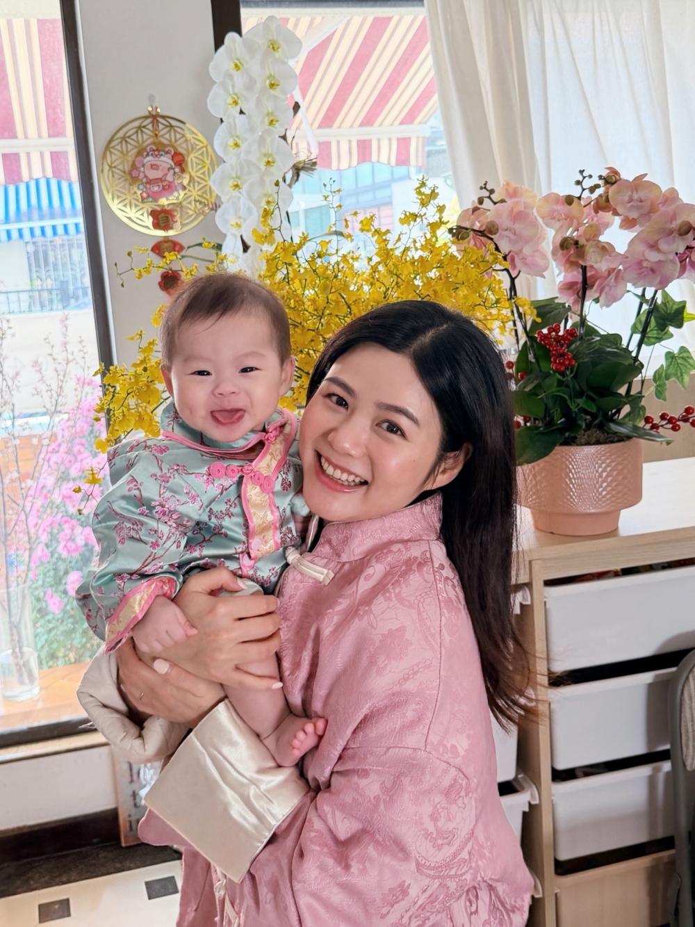 強烈的母性與不放心，仍讓她選擇 24 小時寸步不離地守護在女兒身邊。